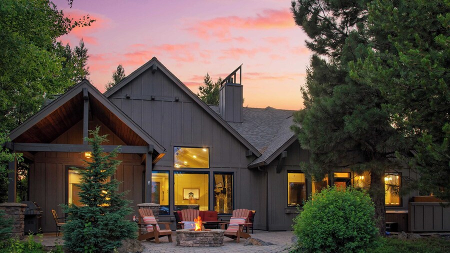 Klamath by Avantstay Gorgeous Mountain Home w/ Fire Pit, Spa & Lake Views