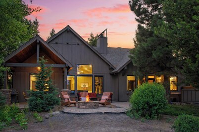 Klamath by Avantstay Gorgeous Mountain Home w/ Fire Pit, Spa & Lake Views