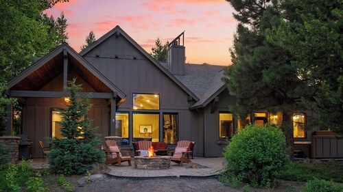 Klamath by Avantstay Premier Lakeside Cabin w/ Spa, Fire Pit & Lake Views
