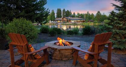 Klamath by Avantstay Premier Lakeside Cabin w/ Spa, Fire Pit & Lake Views