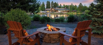 Klamath by Avantstay Premier Lakeside Cabin w/ Spa, Fire Pit & Lake Views