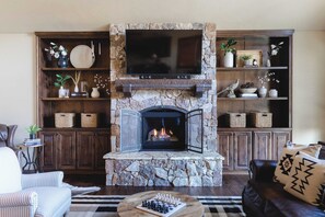 House (5 Bedrooms) | Interior