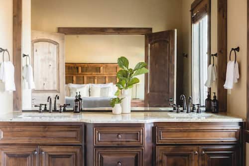 House (5 Bedrooms) | Bathroom | Bathtub, towels, soap, shampoo