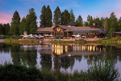 Klamath by Avantstay Gorgeous Mountain Home w/ Fire Pit, Spa & Lake Views