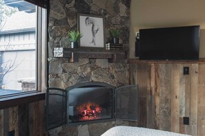 House (5 Bedrooms) | Interior - Klamath by Avantstay Gorgeous Mountain Home w/ Fire Pit, Spa & Lake Views (Bend)