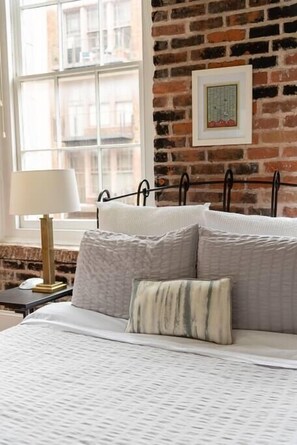 2 bedrooms, iron/ironing board, free WiFi, bed sheets - French Quarter/Convention Center Area Condo (New Orleans)