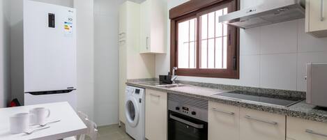 Refrigerador, microondas, horno y cafetera y tetera