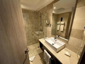 Dusche, Haartrockner, Bidet, Handtücher