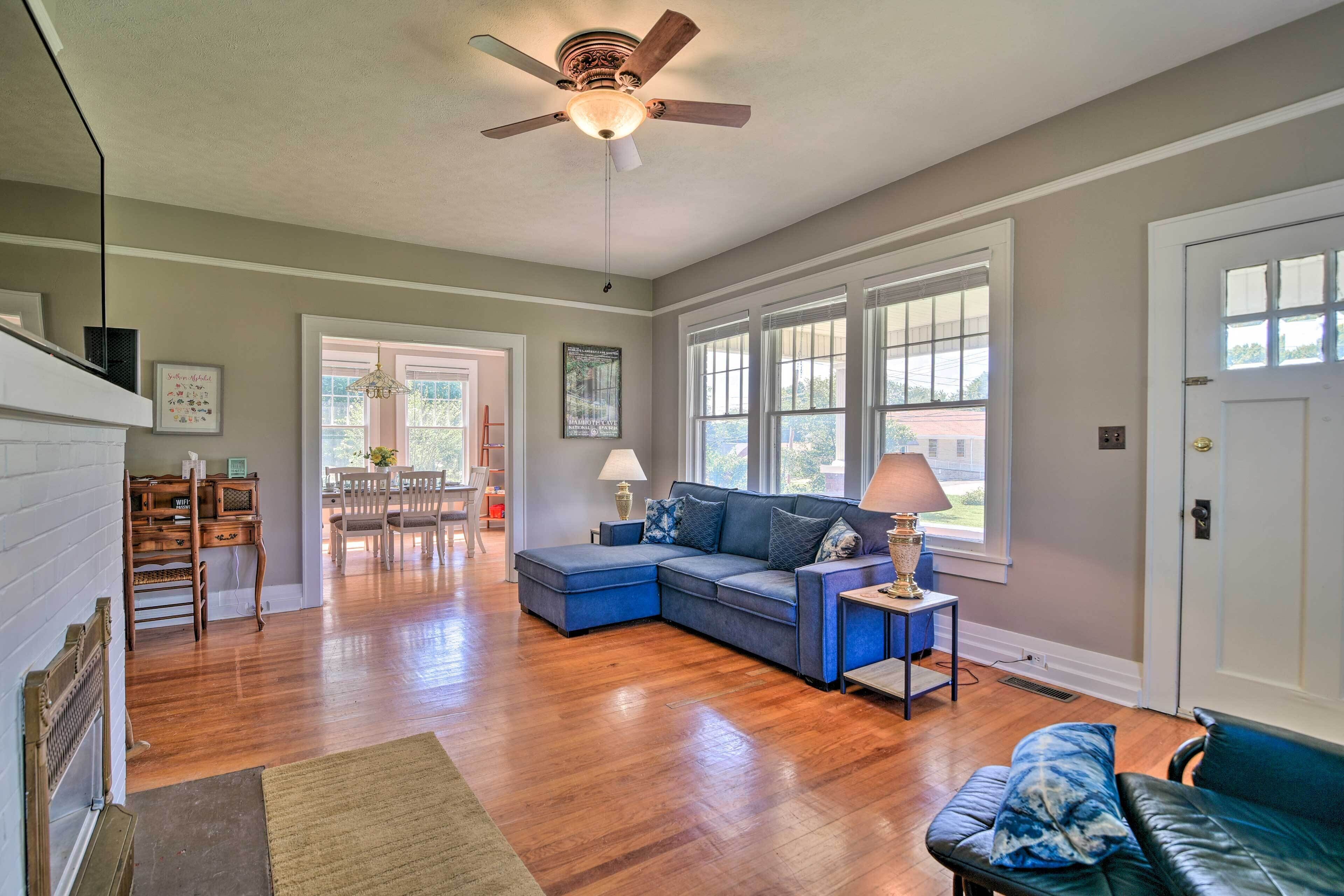 Glasgow Home w/ Porch: Close to Lake & Caves!