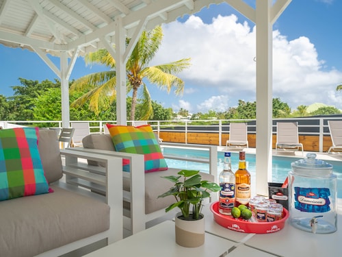 Villa Green Caraibes, pool and view on the international golf of St-François