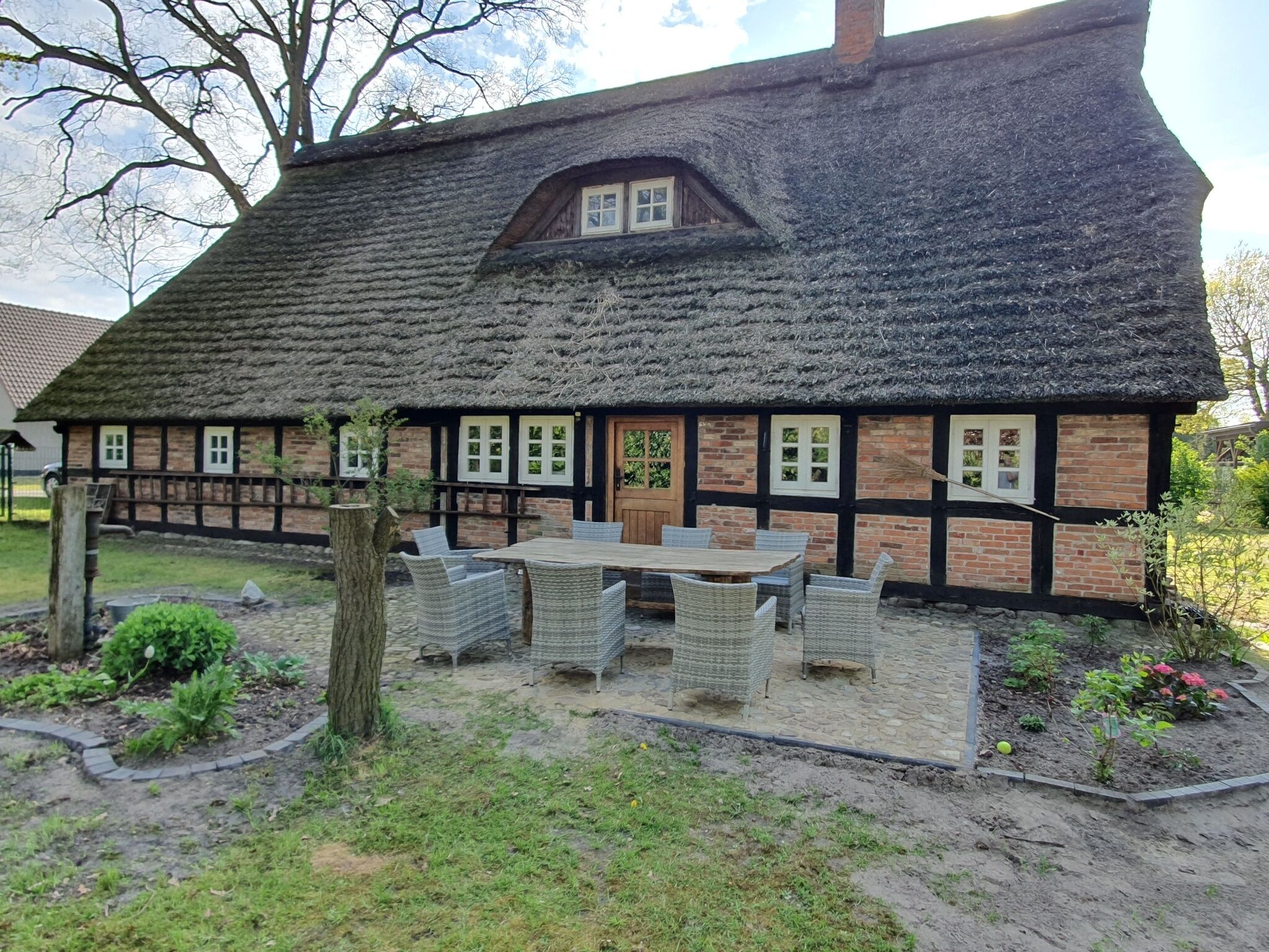 Landromantik unter Reet - Ferienhaus mit großem Garten, Grillecke, Sauna, Kamin