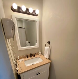 Bathroom - Strawberry Mini Room 🚭 @ Twin Lakes Creamery (Leitchfield)