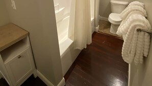 1 bedroom, WiFi, bed sheets - Cookies and Cream Room 🚭 @ Twin Lakes Creamery (Leitchfield)