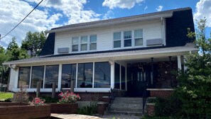 Exterior - Neapolitan Room 🚭 @ Twin Lakes Creamery (Leitchfield)