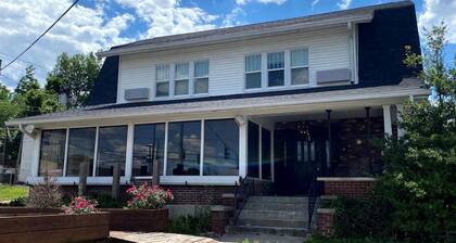 Neapolitan Room 🚭 @ Twin Lakes Creamery