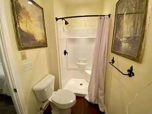 Bathroom - Neapolitan Room 🚭 @ Twin Lakes Creamery (Leitchfield)