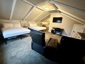1 bedroom, desk, WiFi, bed sheets - Banana Split Suite 🚭 @ Twin Lakes Creamery (Leitchfield)