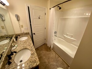 Bathroom - Banana Split Suite 🚭 @ Twin Lakes Creamery (Leitchfield)