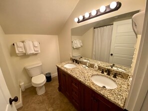 Bathroom - Banana Split Suite 🚭 @ Twin Lakes Creamery (Leitchfield)