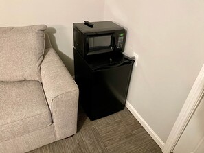 Interior - Banana Split Suite 🚭 @ Twin Lakes Creamery (Leitchfield)