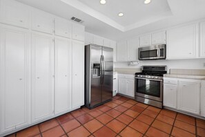 Private kitchen - Palm Desert Getaway on a Luxurious Golf Course! (Palm Desert)