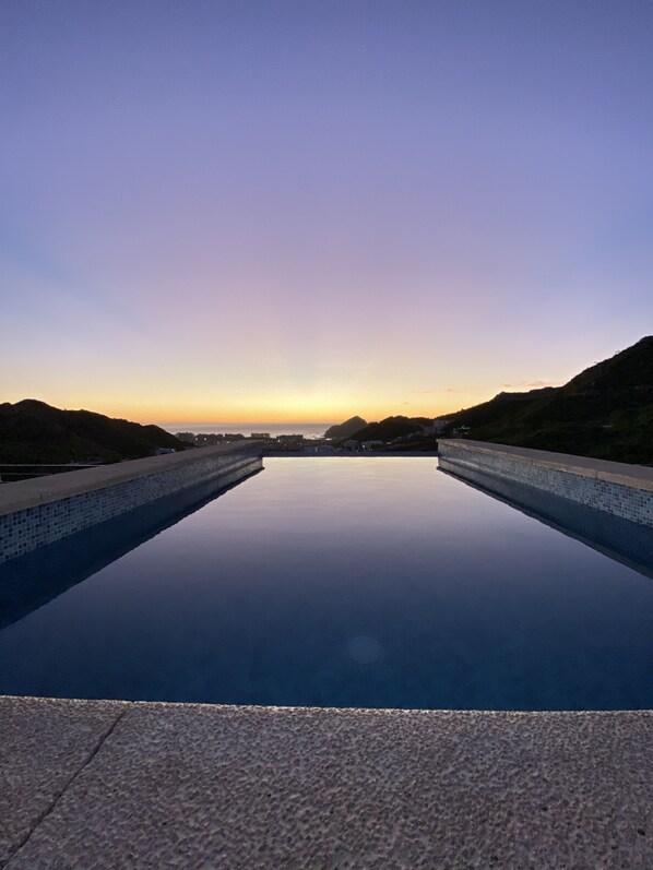 An infinity pool - Long Term Rental, Amazing Penthouse Great Location (Cabo San Lucas)