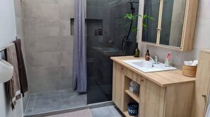 Dusj, hårføner, håndklær og toalettpapir