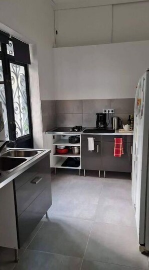 Kjøleskap, mikrobølgeovn, ovn og kokeplater