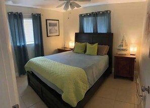 4 chambres, fer et planche à repasser, lit de bébé portatif