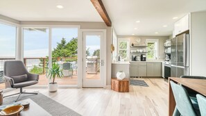 Interior - Sunset Cove by Avantstay Beachfront w/ Balcony! (Arch Cape)