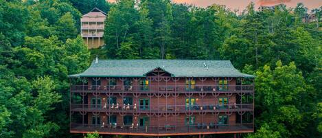 單棟房屋 (Multiple Bedrooms) | 住宿正面