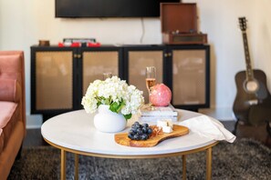 Apartment (6 Bedrooms) | Interior - Hart Suite Buyout 8 by Avantstay Two Nashville Town Houses w/ Stunning Amenities & Design (Nashville)