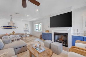 55-inch TV with digital channels - Sleeps 20, Private Pool, Putting Green, Walk to Beach Vitamin Sea by Avantstay (Miramar Beach)
