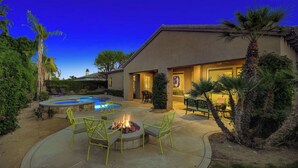 A backyard with a swimming pool, outdoor seating, and a fire pit. - Songbird by Avantstay Pool, Spa & Firepit + Tons of Outdoor Seating (Indio)