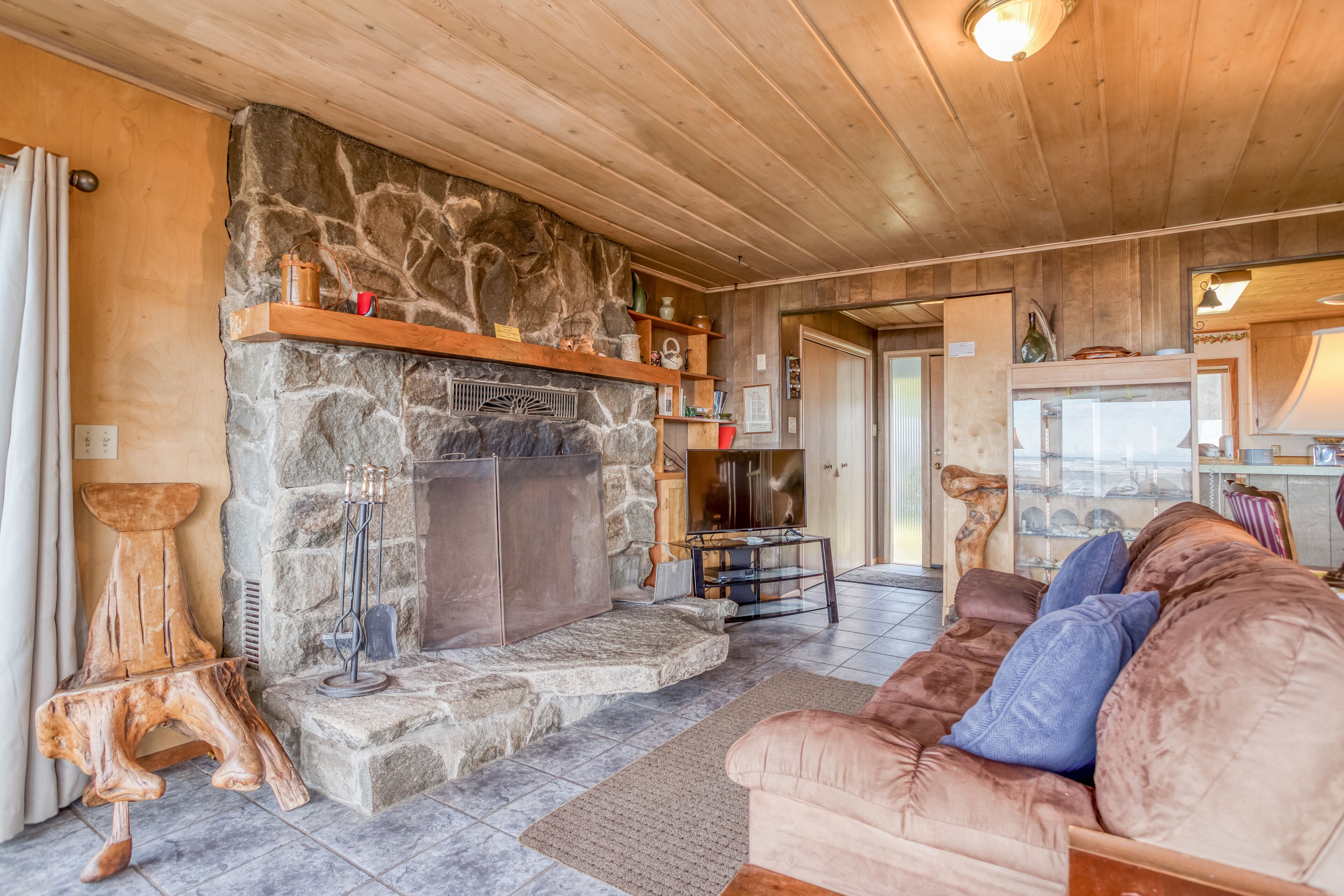 Warm, Inviting Family Home Gives You Panoramic Cliff Views of the Waldport Beach