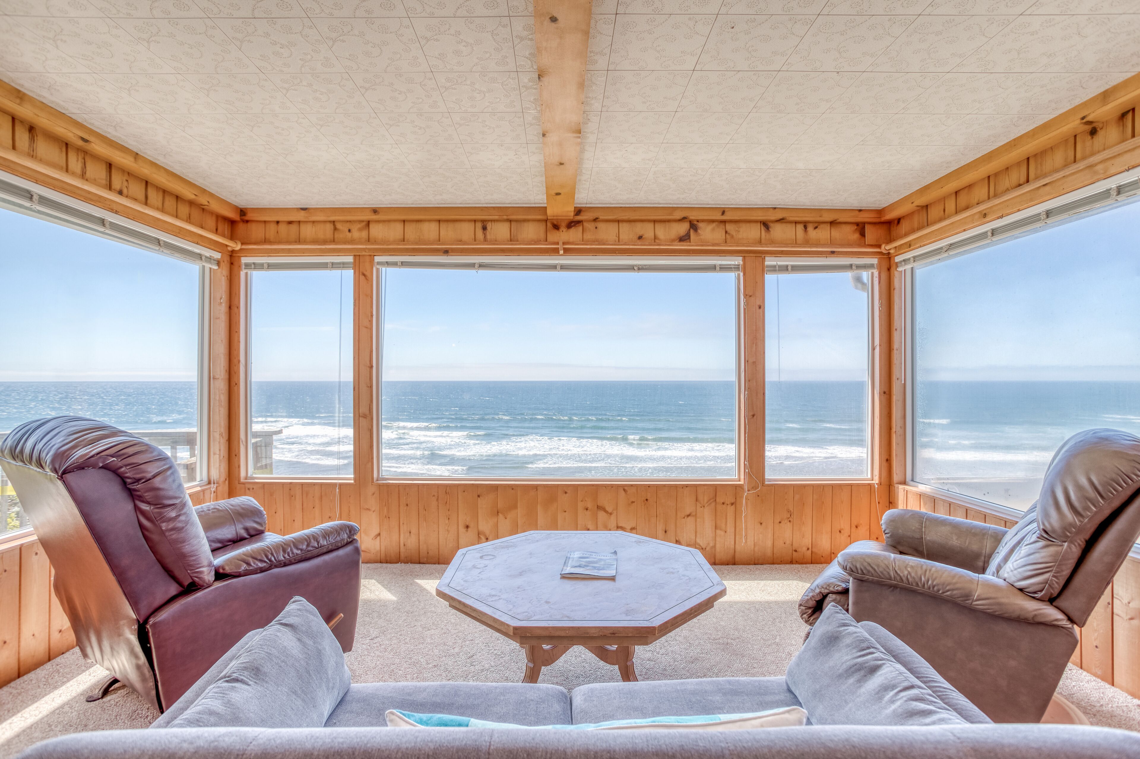 Cozy Oceanfront Cottage w/Stunning View