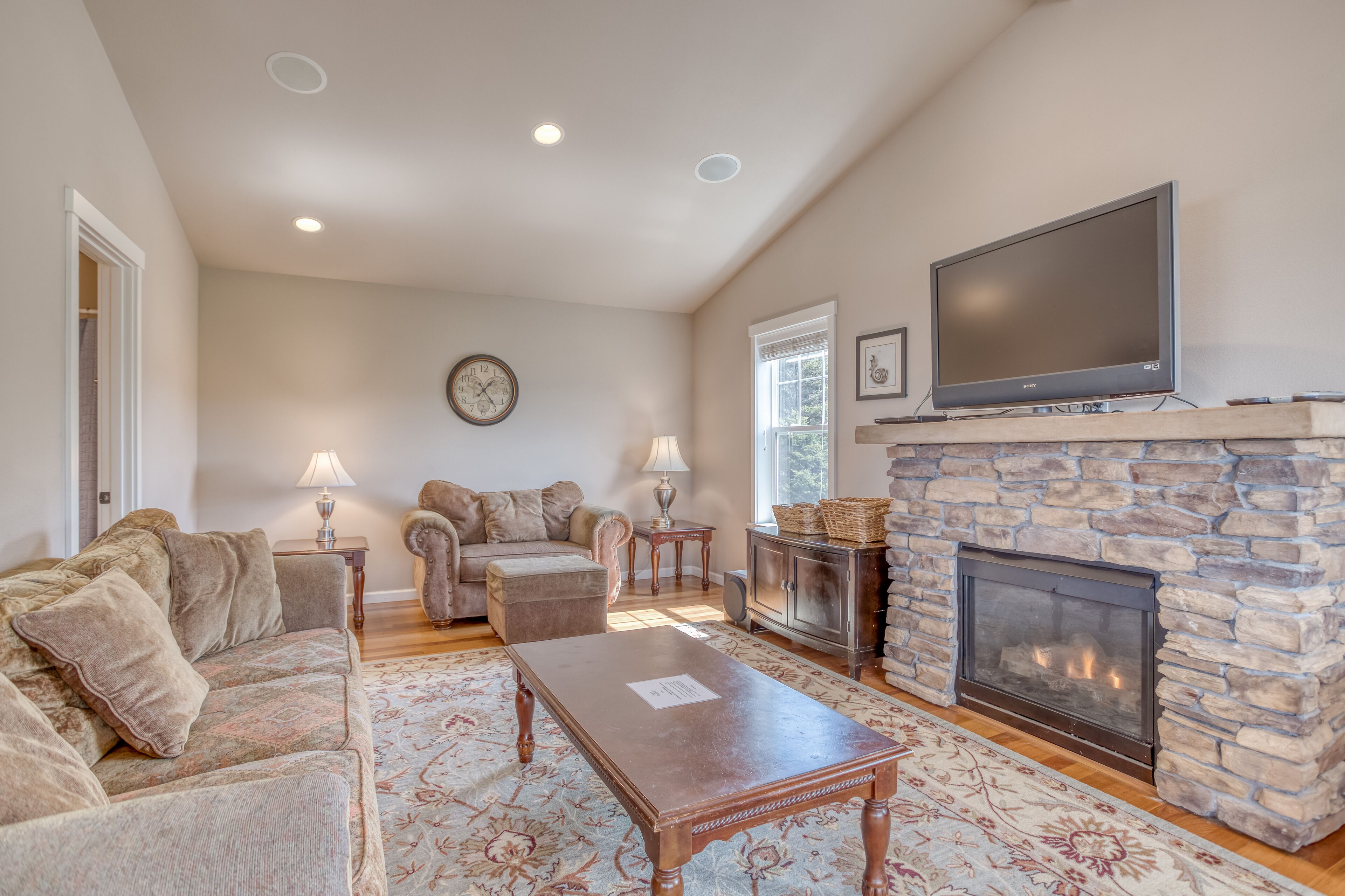 Sundance - Amazing Ocean Views, Across Street from Beach in Roads End