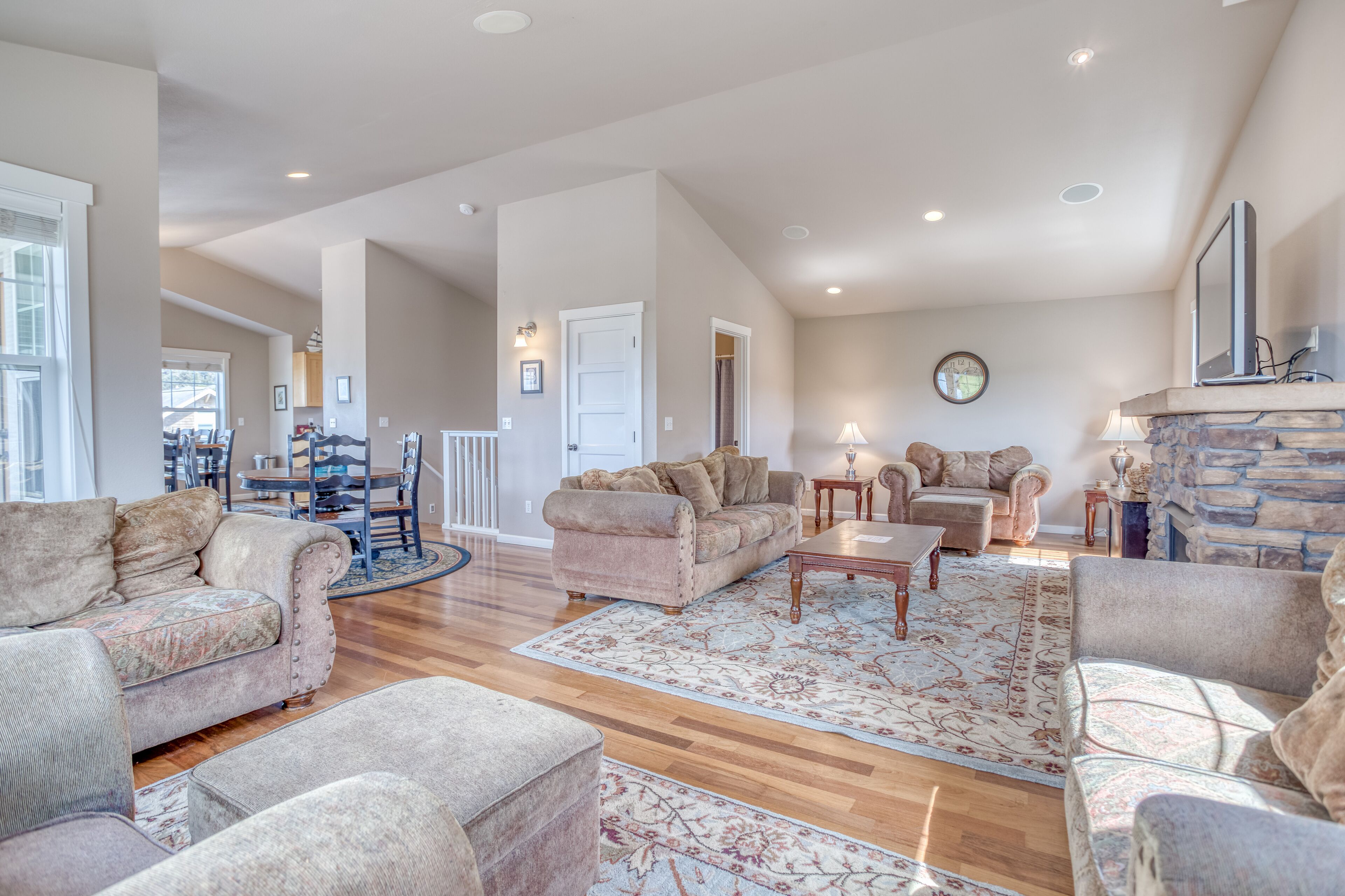 Sundance - Amazing Ocean Views, Across Street from Beach in Roads End