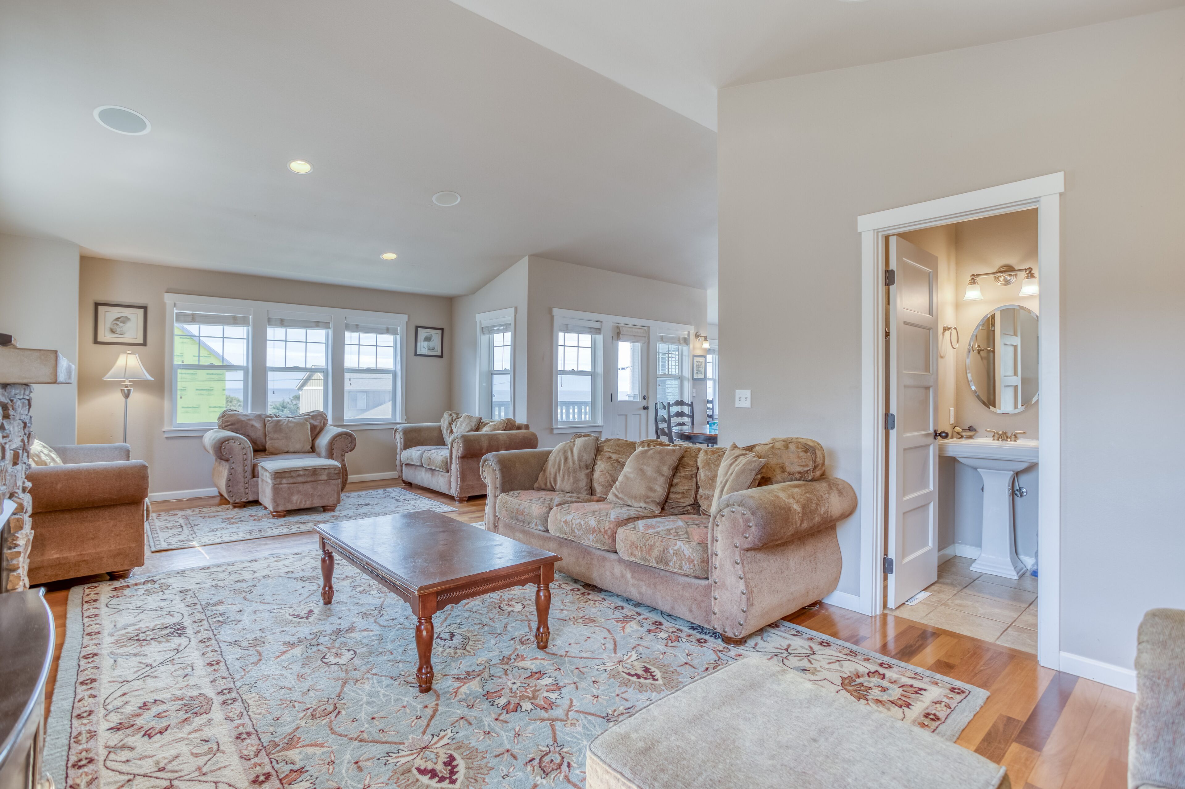 Sundance - Amazing Ocean Views, Across Street from Beach in Roads End