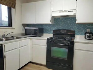 Refrigerador, microondas, horno y parrilla de estufa 