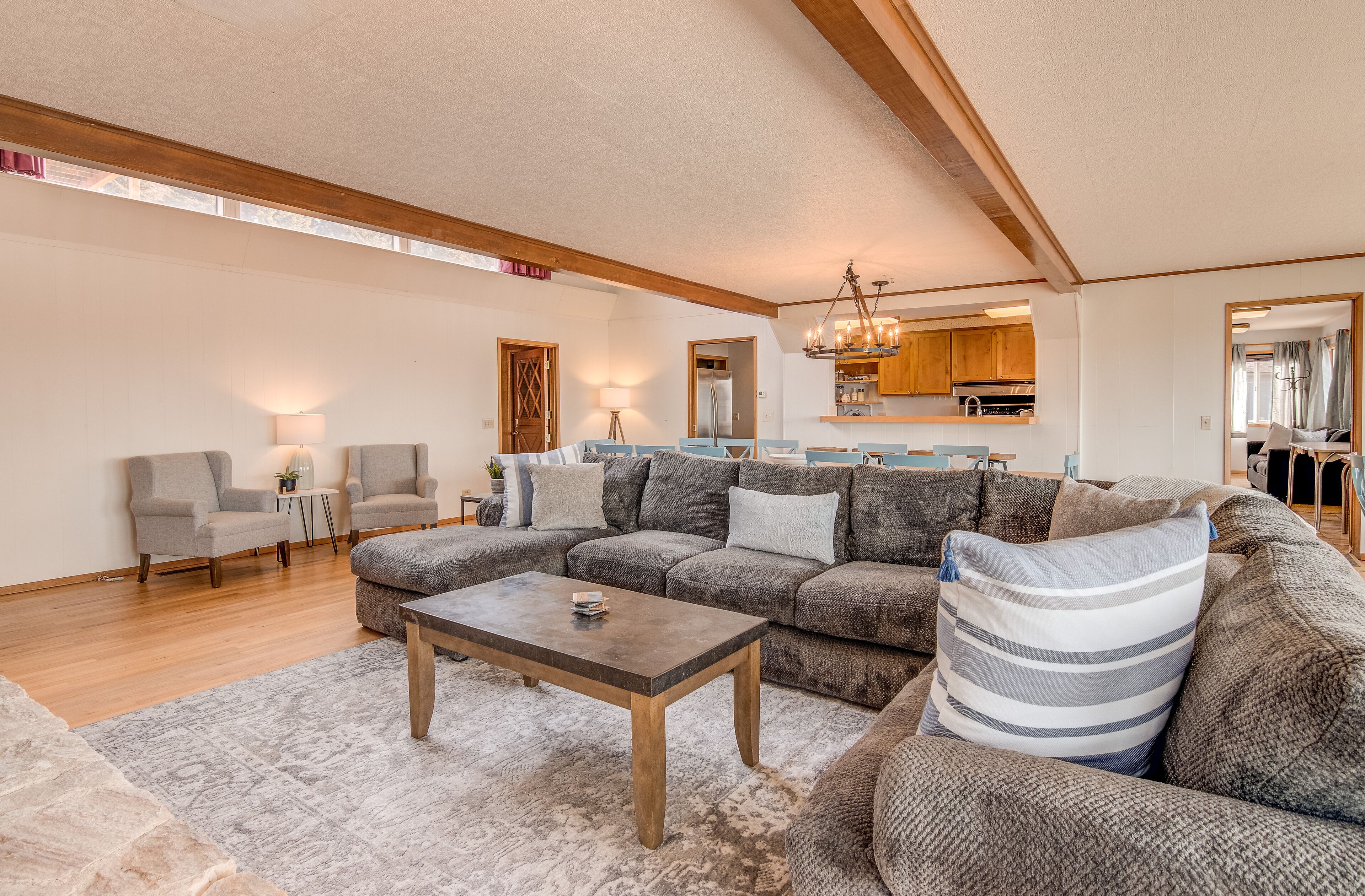 Spacious & Large Roads End 5-bedroom with Ocean-View Hot Tub & Game Room