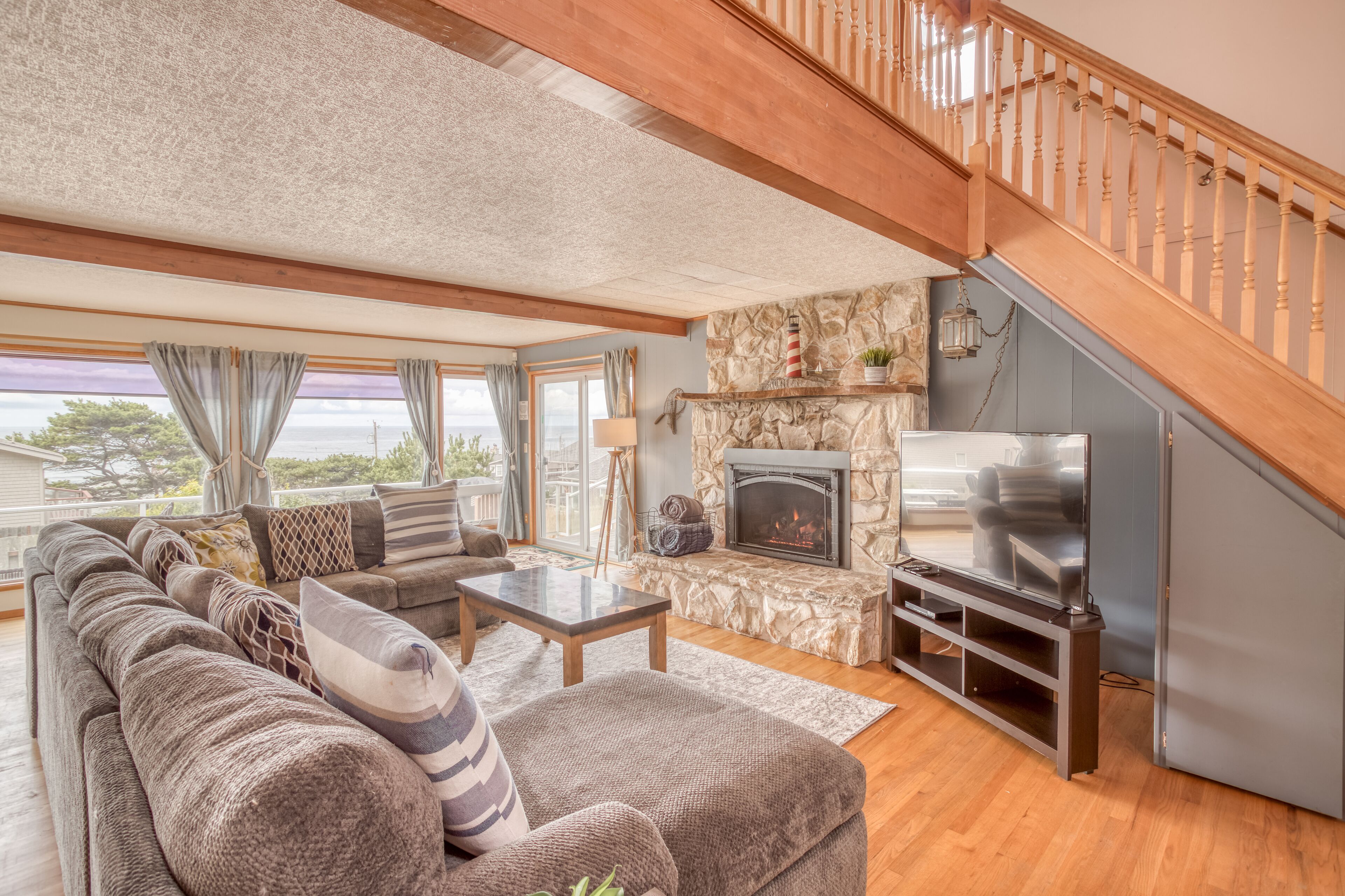 Spacious & Large Roads End 5-bedroom with Ocean-View Hot Tub & Game Room
