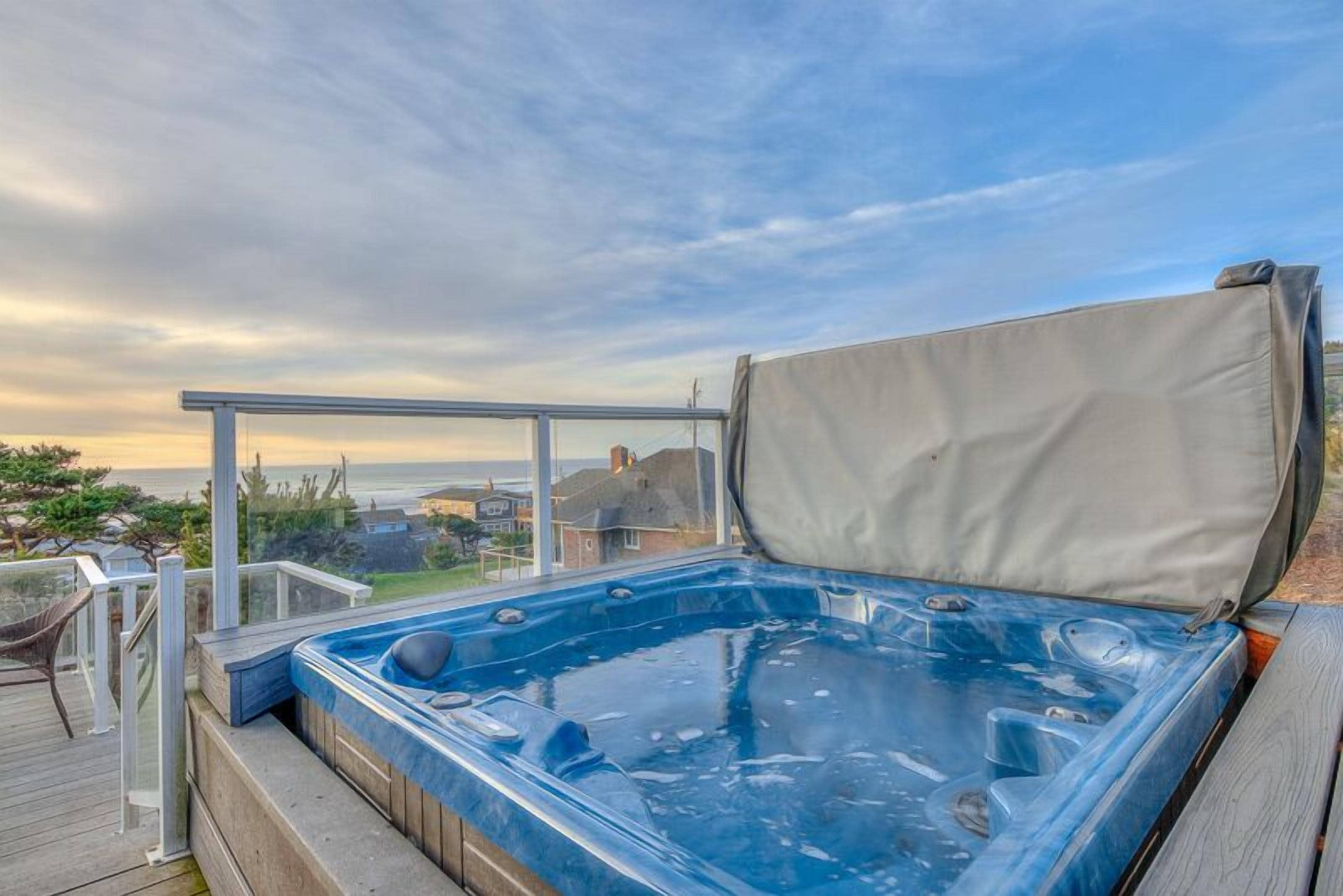 Spacious & Large Roads End 5-bedroom with Ocean-View Hot Tub & Game Room