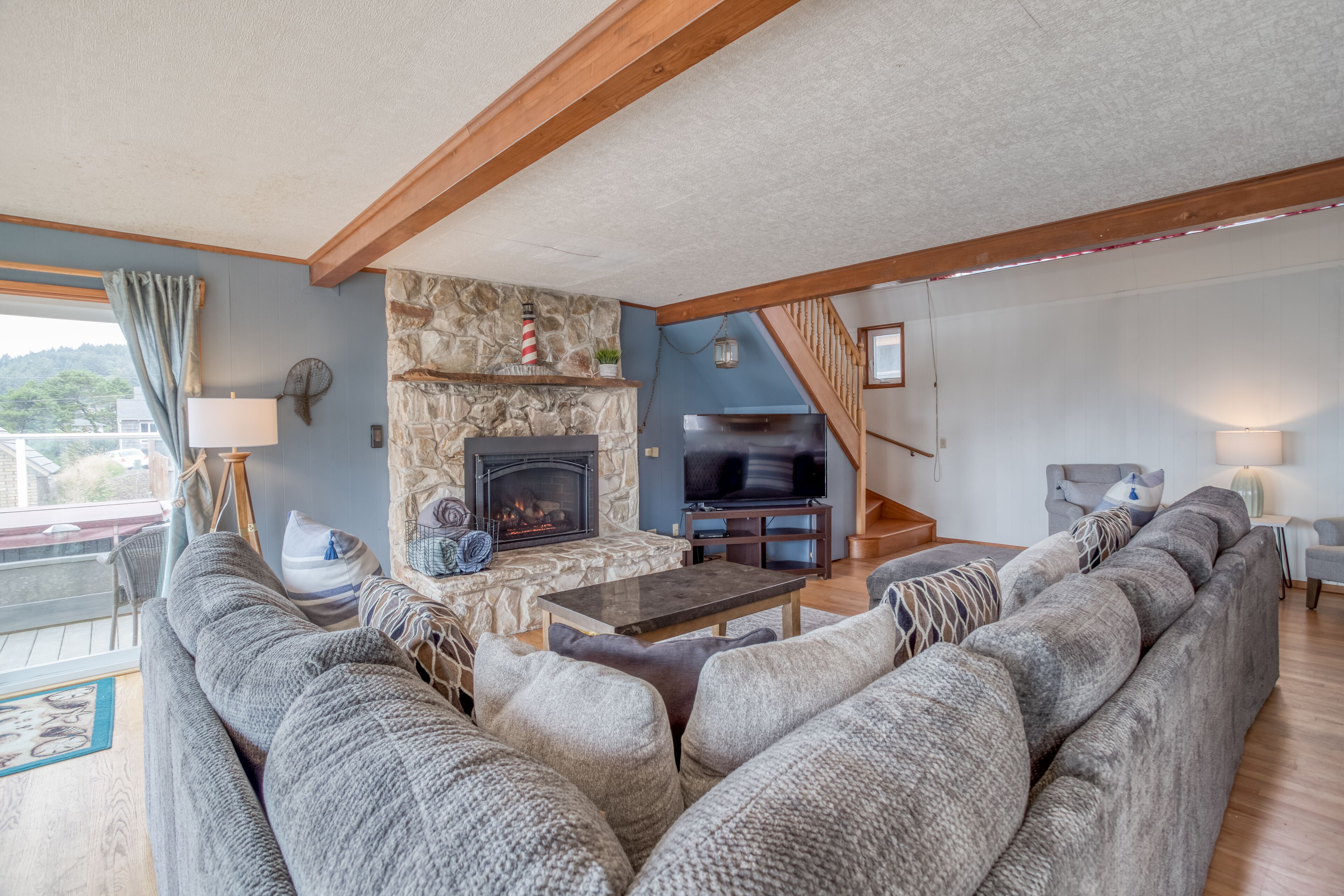 Spacious & Large Roads End 5-bedroom with Ocean-View Hot Tub & Game Room