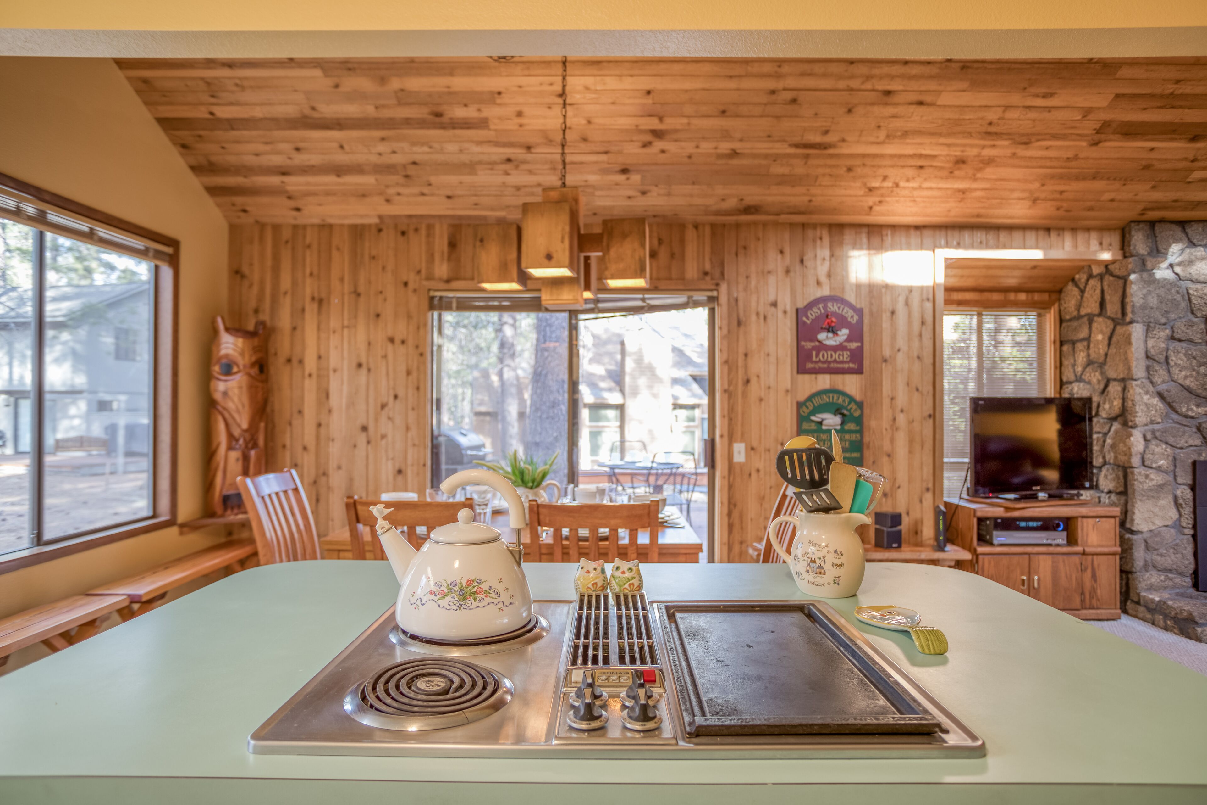 Spacious 4 Bedroom Sunriver Home with Hot Tub and SHARC Passes!