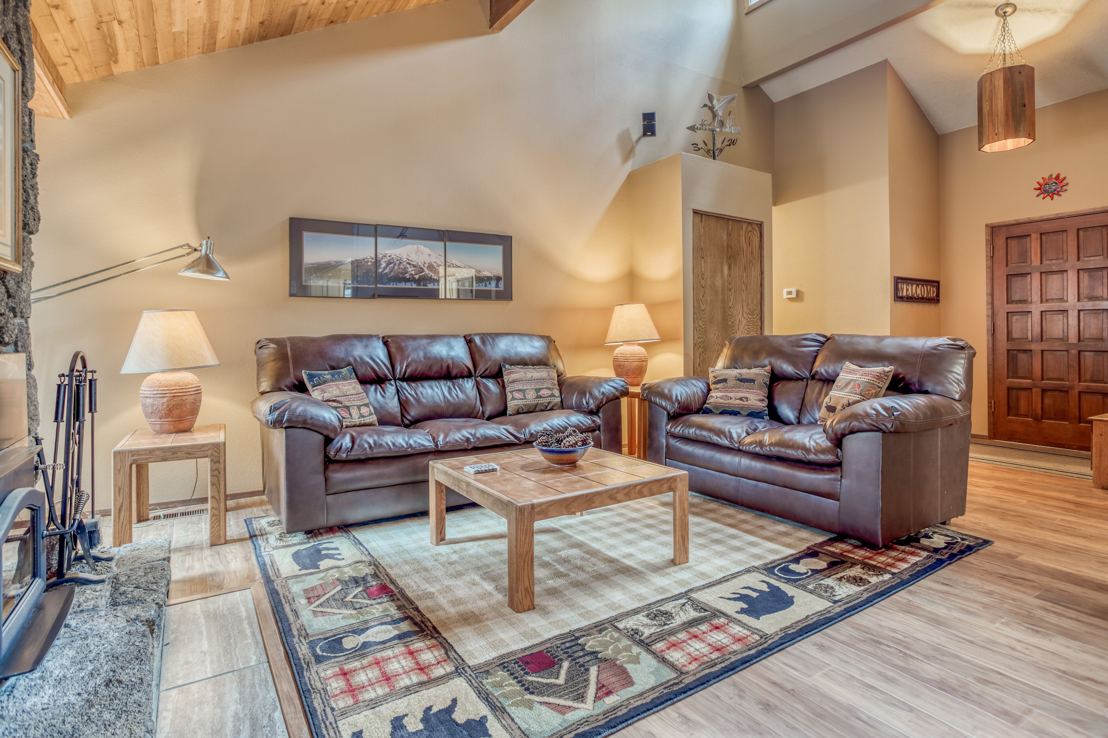 Spacious 4 Bedroom Sunriver Home with Hot Tub and SHARC Passes!