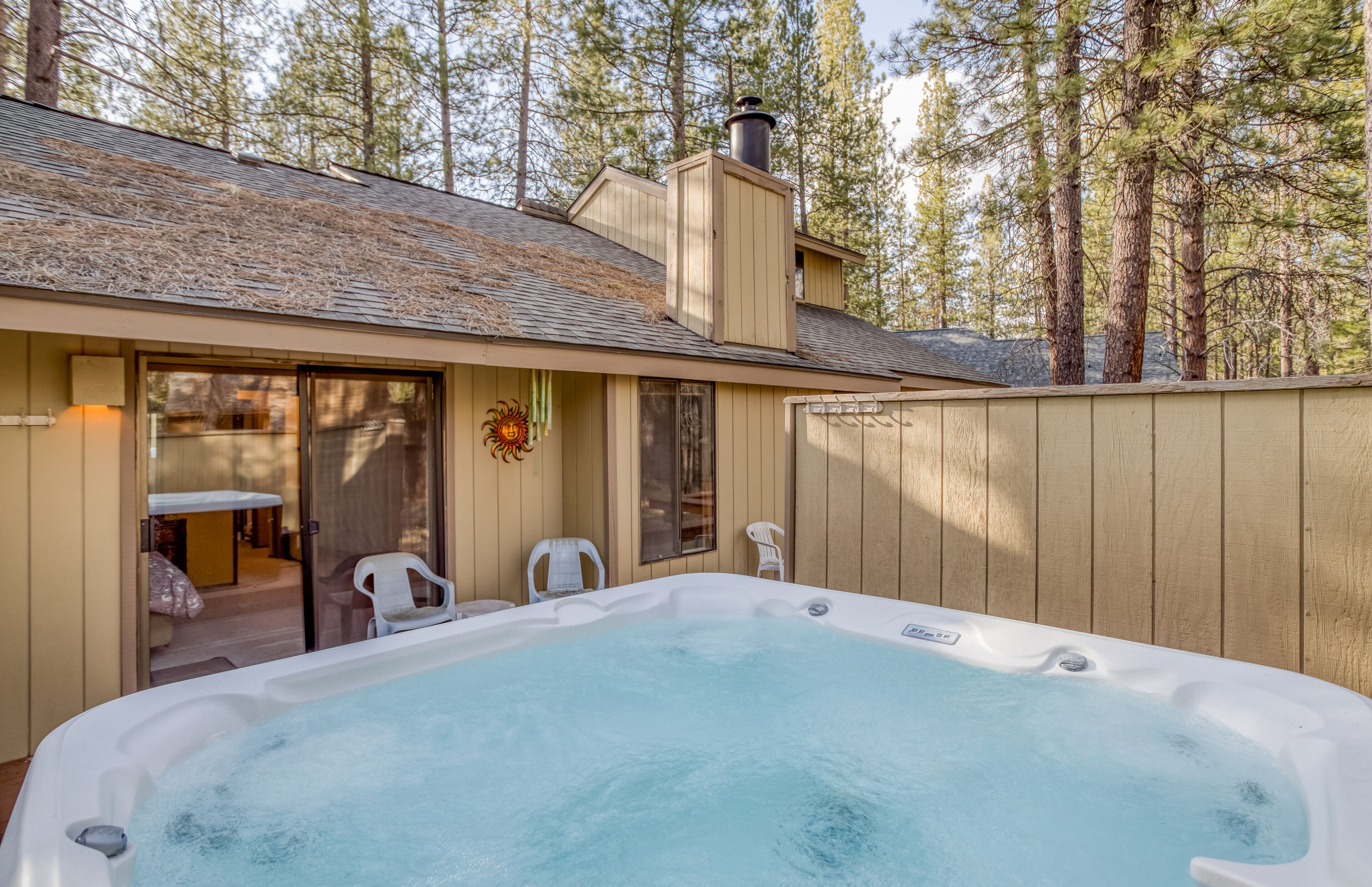Spacious 4 Bedroom Sunriver Home with Hot Tub and SHARC Passes!