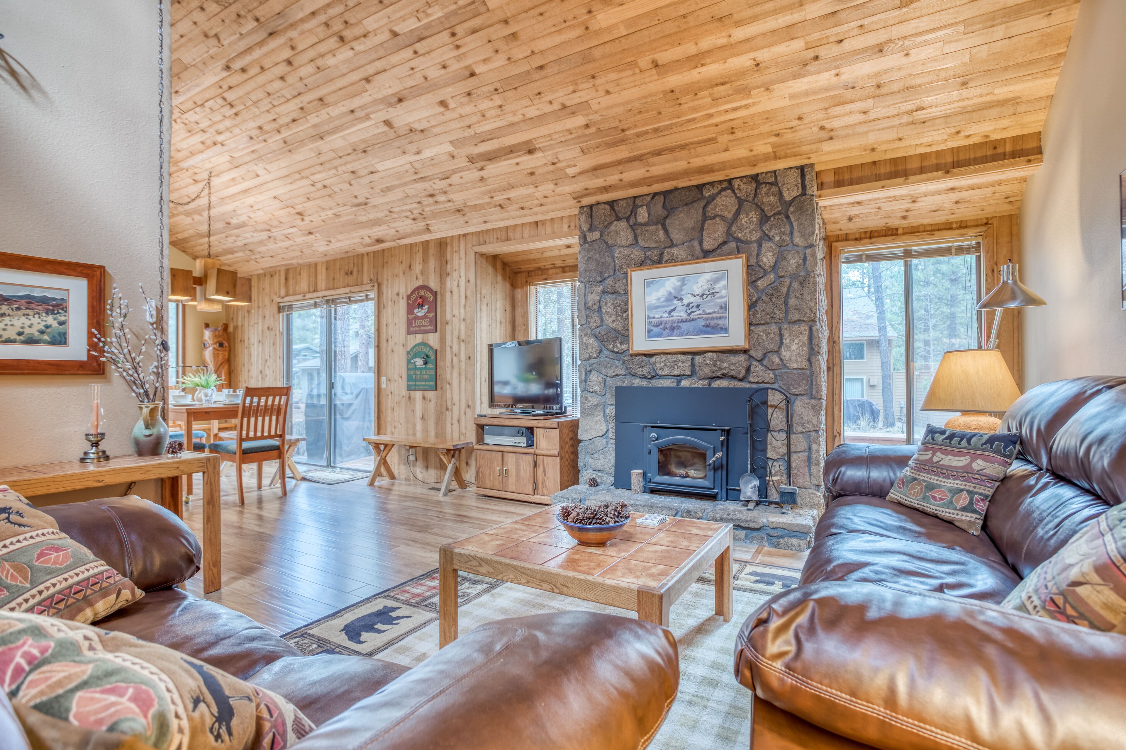 Spacious 4 Bedroom Sunriver Home with Hot Tub and SHARC Passes!