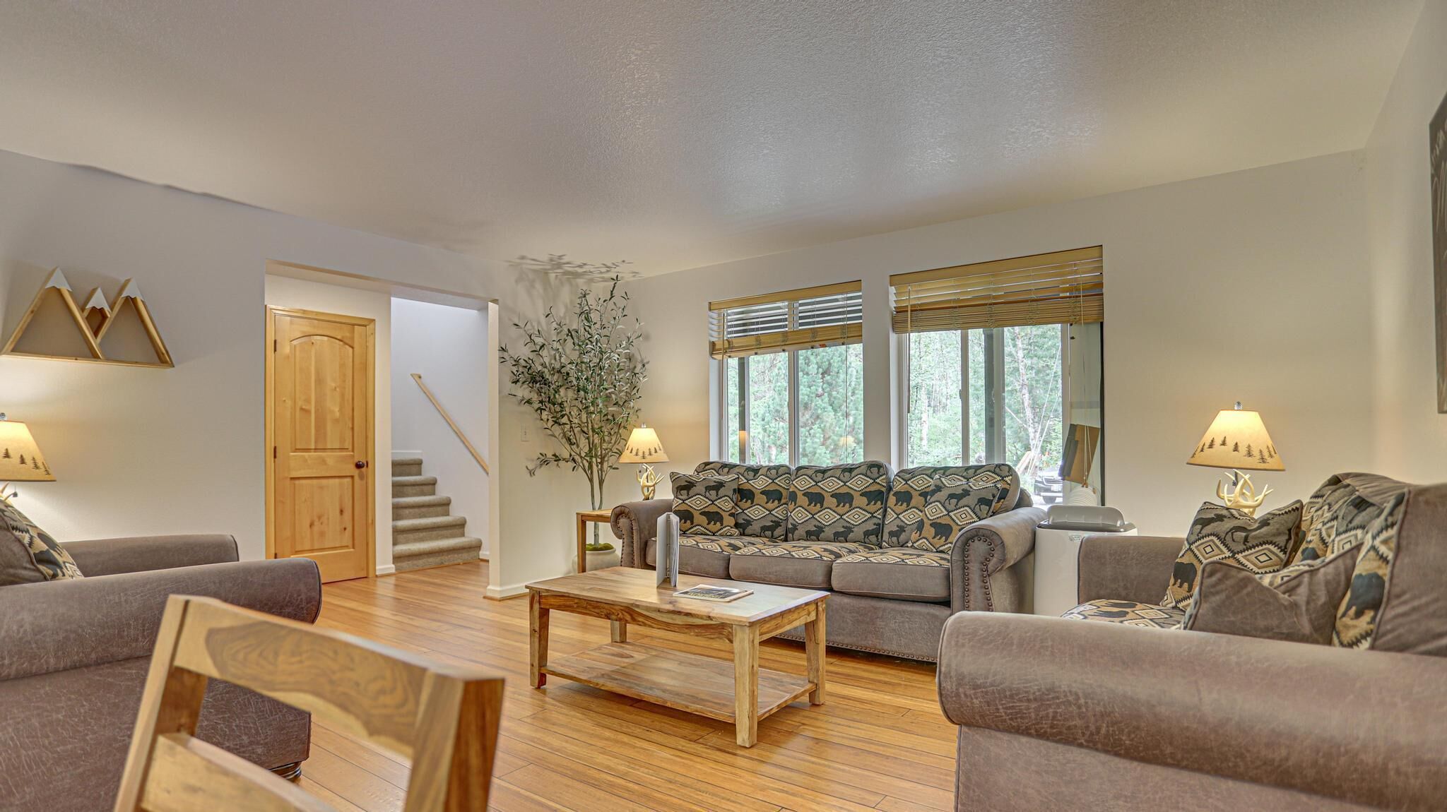 Warm and inviting Cascades Cabin, hot tub, woodstove, pet-friendly