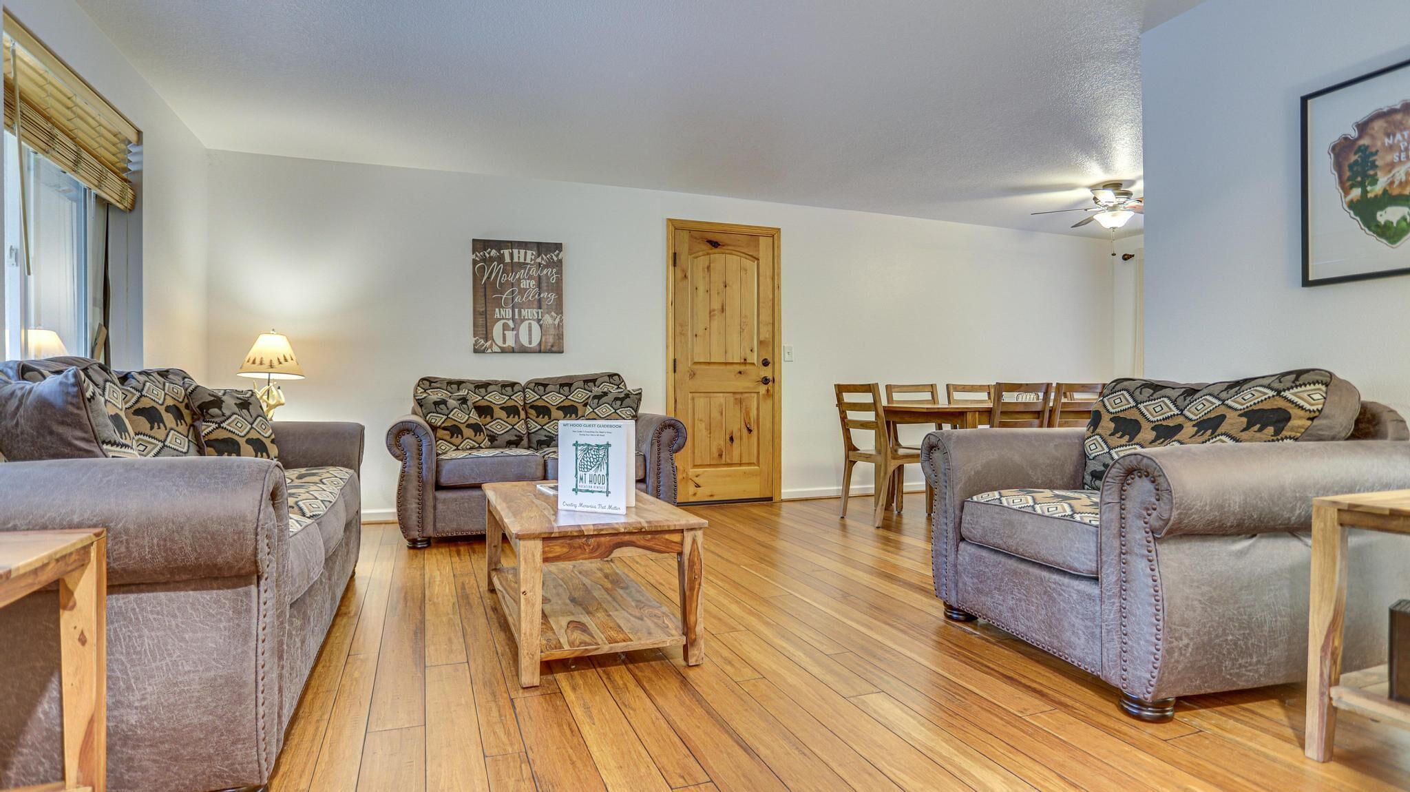 Warm and inviting Cascades Cabin, hot tub, woodstove, pet-friendly